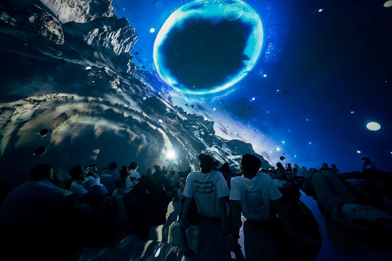 「FUTURE VISION LAB@晴空季」播放浮點設計的作品《萬象之初》。攝影／林軒朗、圖／C-LAB提供