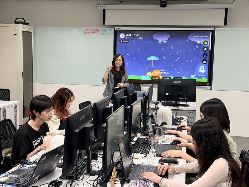 藝設系林楚卿主任於課堂中教導同學利用AI撰寫程式。