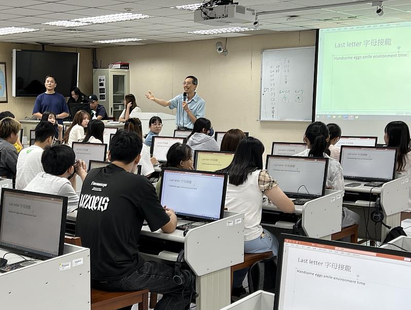 應外系柯宜中主任於AI數位人文應用課程中，利用AI協助進行字母接龍遊戲。