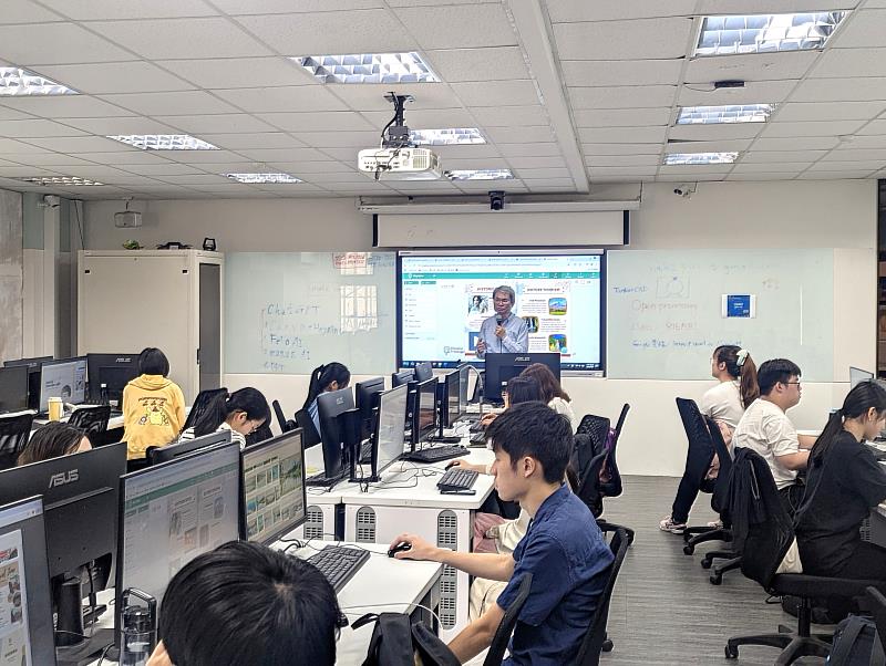 中語系黃智明老師進行AI工作坊帶領師生體驗跨媒體導覽的製作流程。