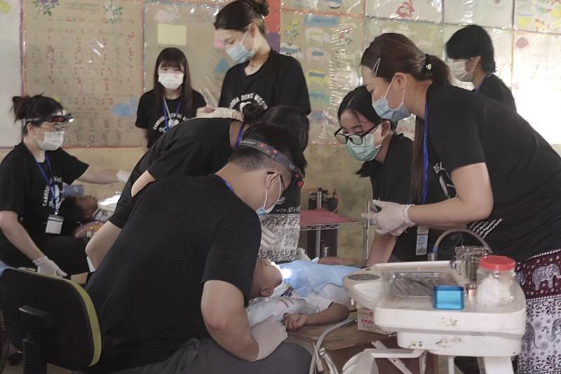 中山醫大義診團為柬埔寨當地居民及學童進行口腔檢查與牙科治療,提供專業醫療服務。