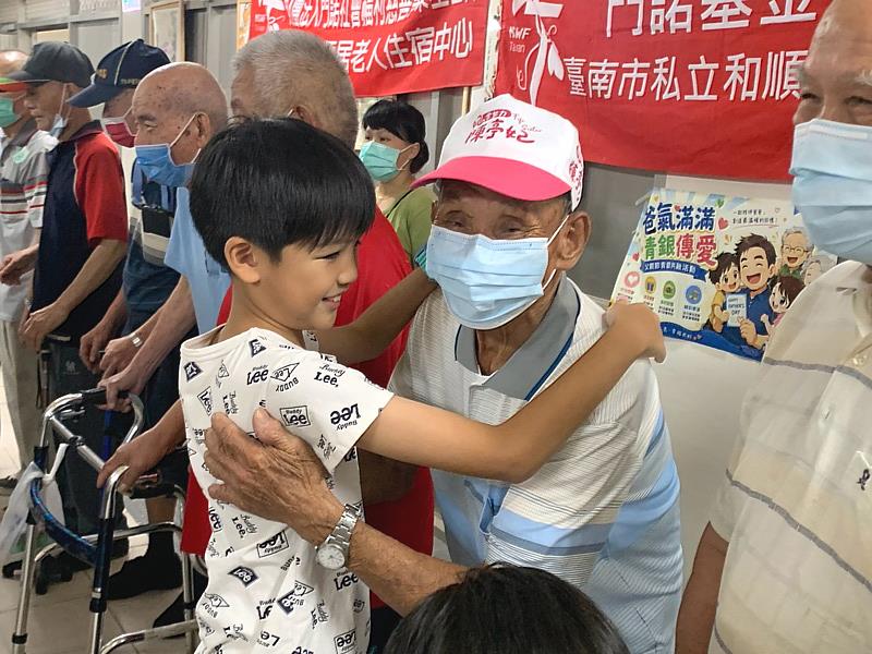 活動尾聲,許多孩子主動上前給予阿公們熱情的擁抱。