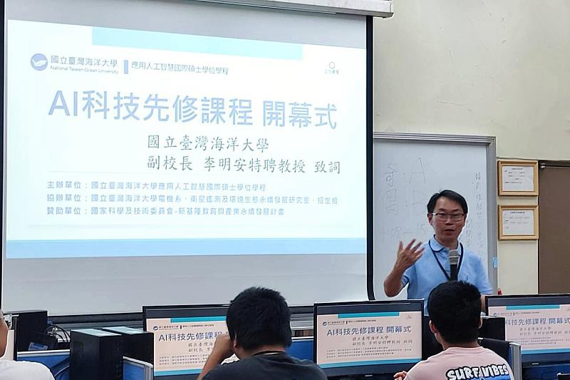 李明安副校長於課程開幕式勉勵高中生。