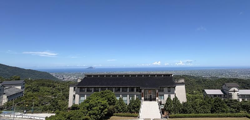 佛光大學坐擁宜蘭百萬美景，結合優質的AI學習環境與多元教學資源，陪伴學生在山林間安心學習、探索專業，開創屬於自己的無限未來。