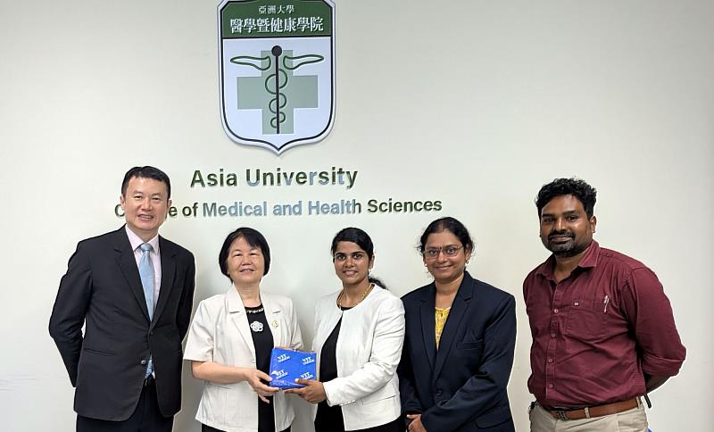 亞洲大學醫學暨健康學院院長胡淑貞教授(左2)與印度韋洛爾理工大學清奈校區Dr. Sheen Christabel Pravin(左3)、Dr. Kiruthika Venkataramani(右2)、Dr. Abraham Sudharson Ponraj(右1)互贈紀念品,雙方聚焦醫療量子AI應用、AI醫學影像判讀與臨床驗證等合作議題。