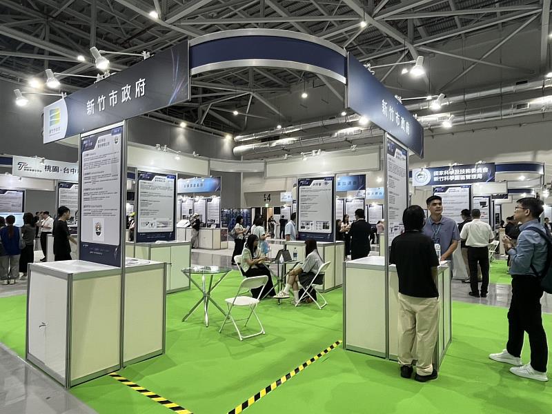 新竹市專館展示7家在地新創企業。