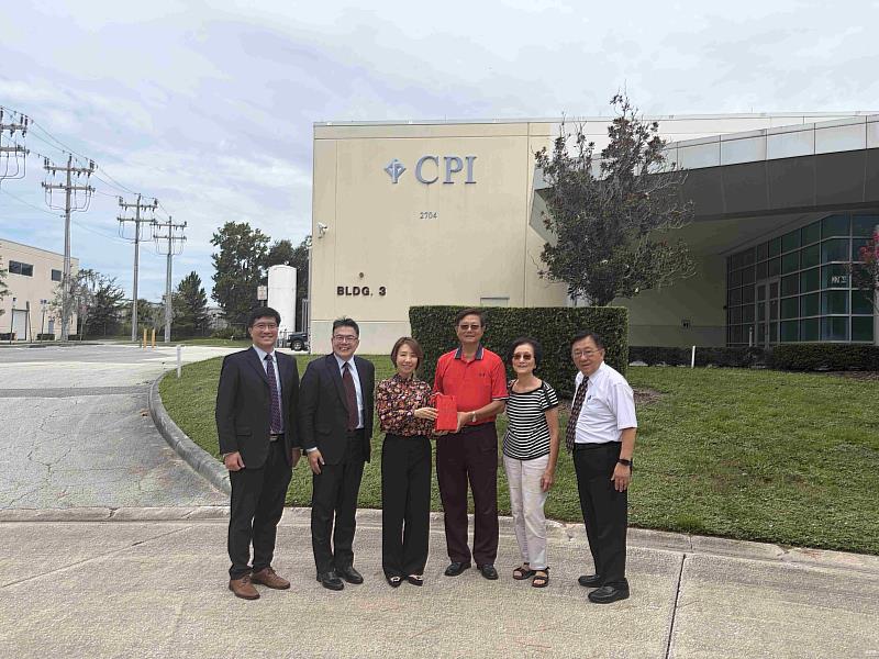參觀CPI公司瞭解光電材料的應用。(右起:高健智、博士瞿季華、翟懷慈、李姸慧、周啟宇)
