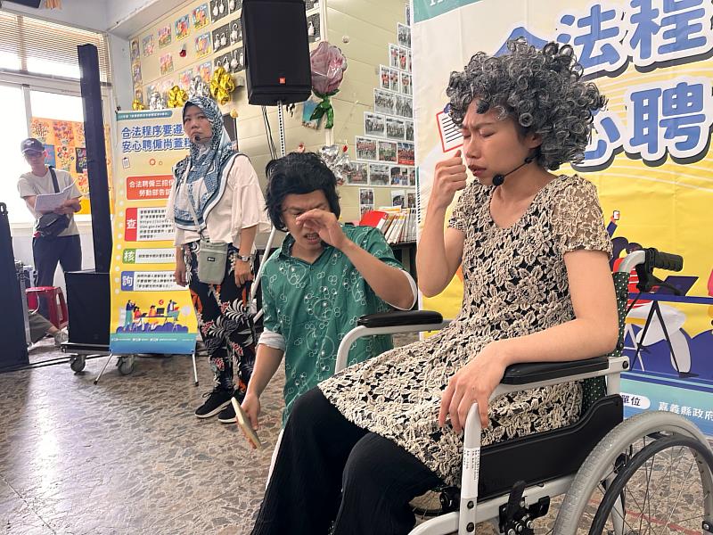 嘉義縣劇團巡演,幽默短劇宣導就業法令。