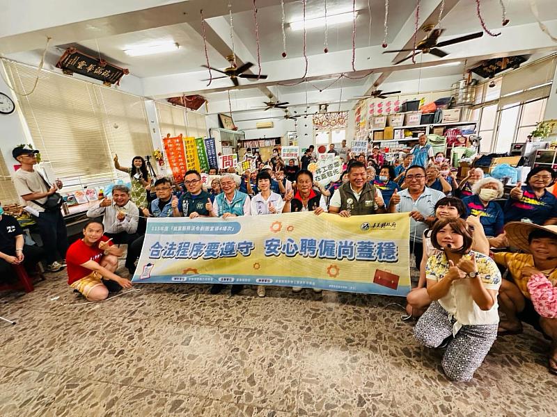 嘉義縣劇團巡演,幽默短劇宣導就業法令。