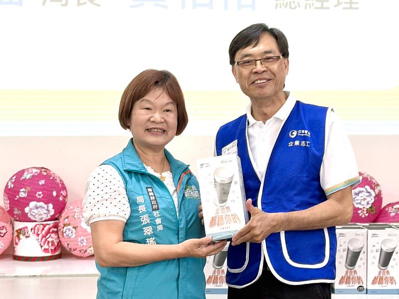 中華電信馨心學堂走入嘉義 捐贈藍牙音箱陪長輩學數位