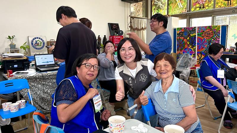 中華電信馨心學堂走入嘉義 捐贈藍牙音箱陪長輩學數位