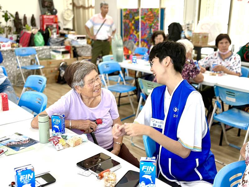 中華電信馨心學堂走入嘉義 捐贈藍牙音箱陪長輩學數位
