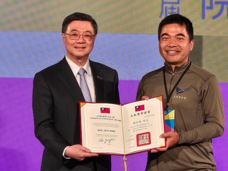 徐仁修先生因於國外進行拍攝不克出席,由荒野基金會段世同執行長(右)代表受獎。