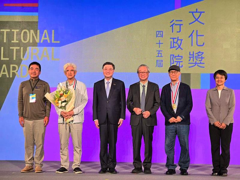 大合照。左起:荒野基金會段世同執行長、邱坤良先生、行政院長卓榮泰、文化部長李遠、廖慶松先生、客委會古秀妃主委。