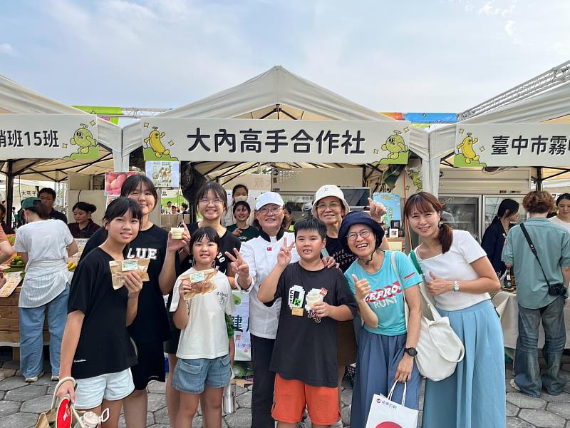 現場發送的酪梨木糠杯及酪梨鹽可頌，吸引大批民眾駐足品嚐。