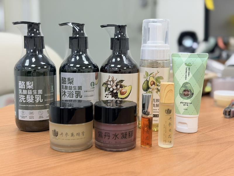 嘉藥USR團隊位大內區研發多款酪梨及丹蔘產品。