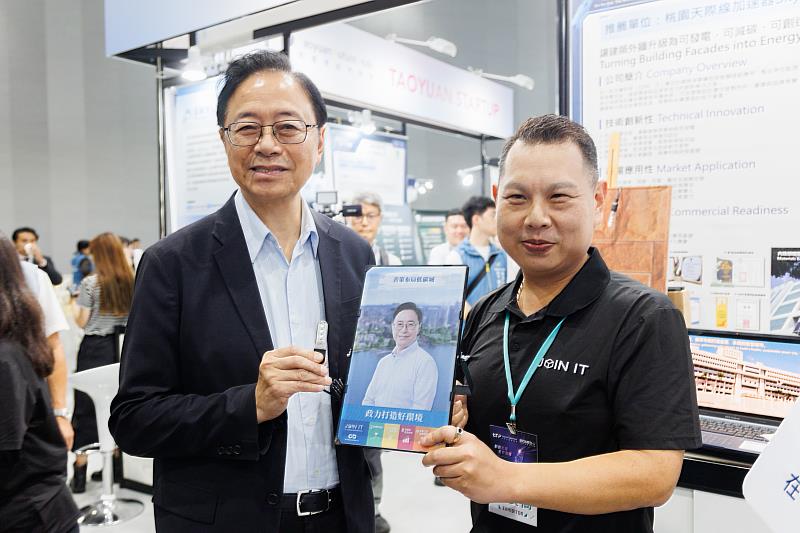 桃園市長張善政參訪在一起永續科技展位,創辦人薛煒立致贈以市長形象設計的彩繪光電展示板,呈現光電科技結合城市美學與客製化設計的創新應用。