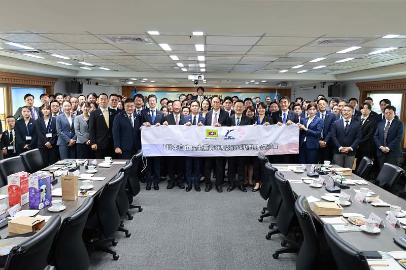 救國團安排日本自民黨青年局拜會桃園市政府全體合影。