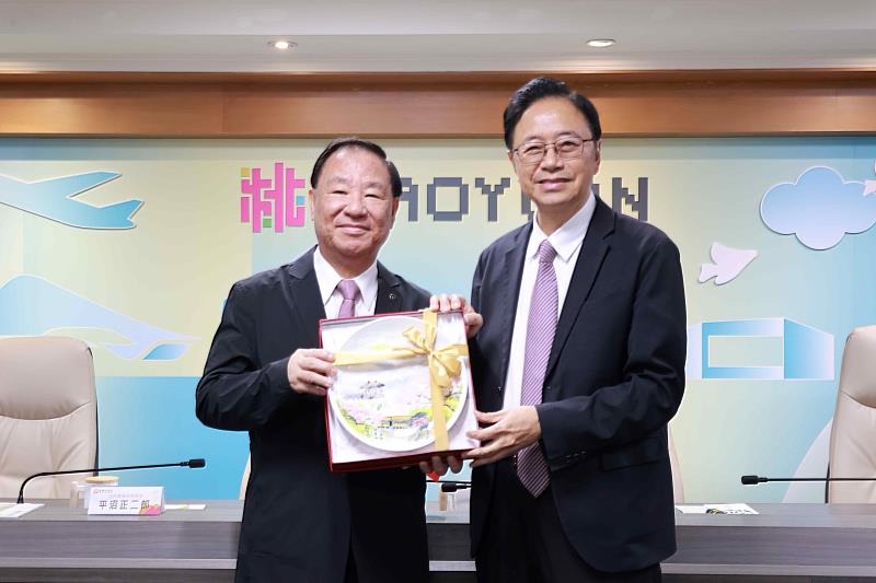 救國團葛永光主任與桃園市長張善政交換紀念品。