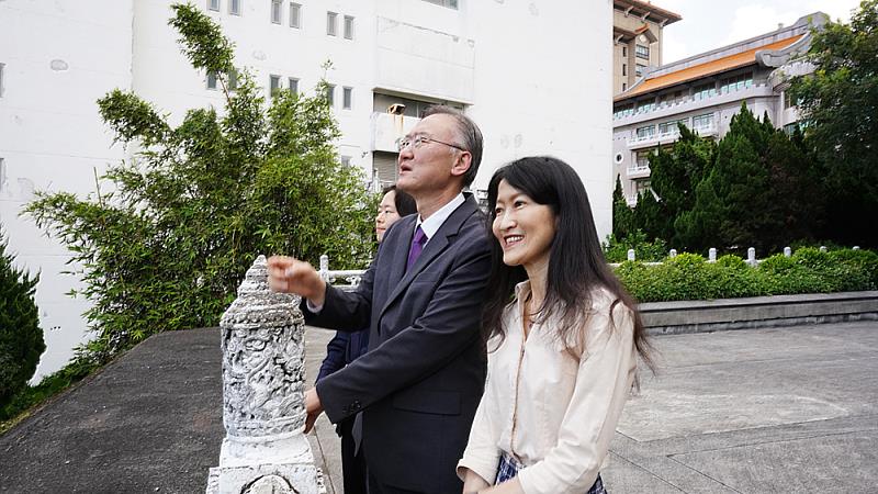 文化大學國際暨外語學院院長王怡君(右)與韓國新任駐台代表黃載皓(左)睽違多年重逢,兩位大學同班同學重溫求學時光,暢談校園回憶。