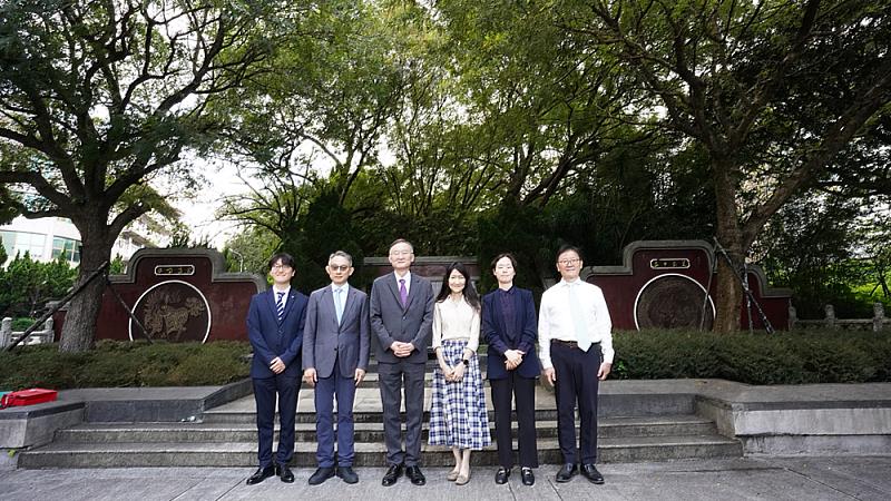 韓國新任駐台代表黃載皓返回母校文化大學,前往曉園向創辦人張其昀博士致意,感念母校栽培,並期盼未來攜手推動更多台韓教育與文化合作。