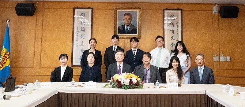 韓國新任駐台代表、文化大學校友黃載皓率駐台北韓國代表處貴賓返校拜會,與文化大學校長王子奇及師長合影,共同深化台韓教育與文化交流。