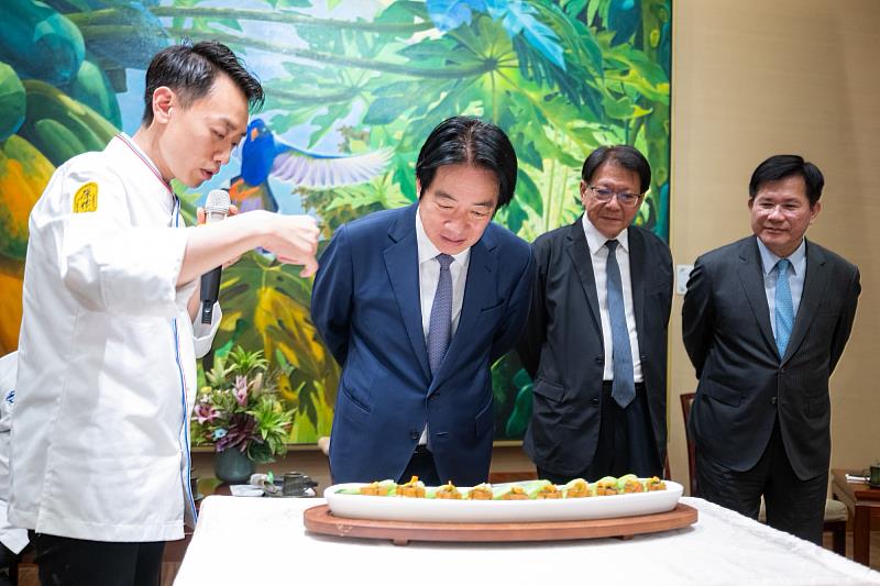 城市科大餐飲系高鈺龍老師向總統介紹金牌作品。(總統府提供)