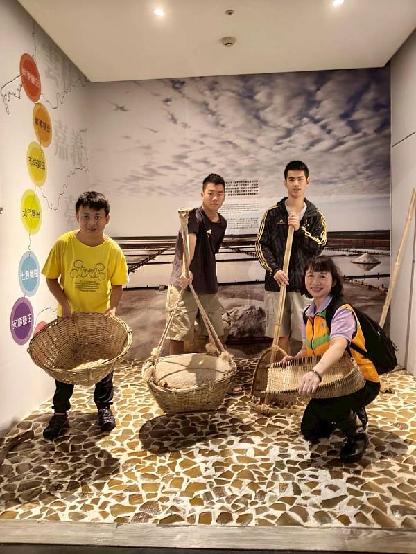 風雨無阻傳遞愛 救國團臺北市中正區團委會攜手自閉症總會體驗海洋生態與在地文化