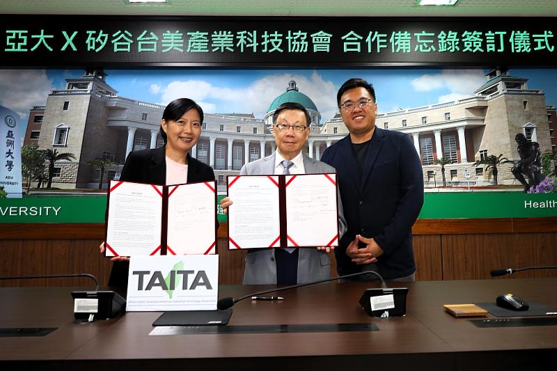 校長蔡進發(中)、TAITA-SV會長劉嘉寧(左)與產學長王昭能(右)展示合約,深化台美合作。
