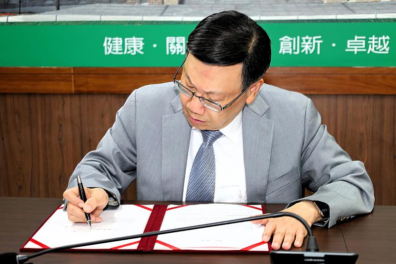 亞大校長蔡進發親自簽署合作備忘錄,推動跨國產學鏈結。