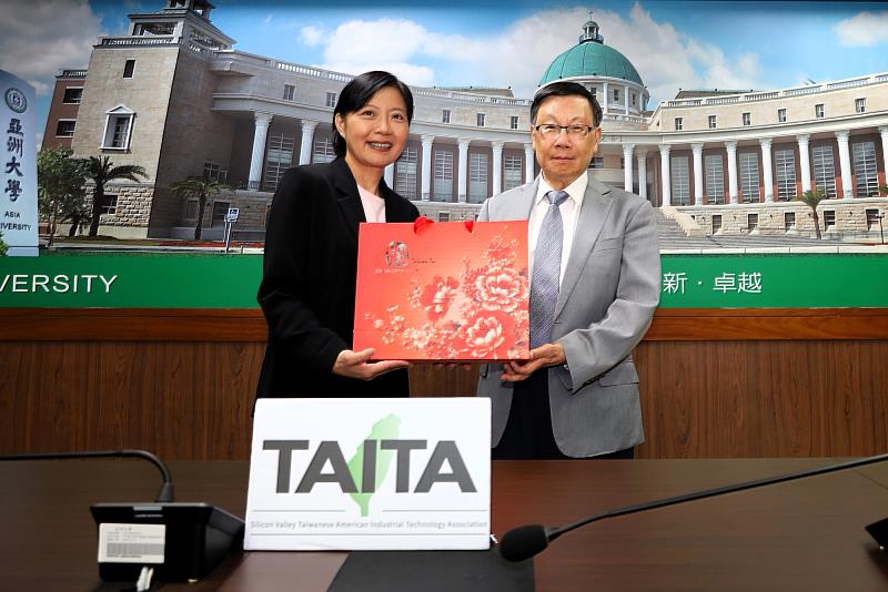 校長蔡進發(右)致贈禮品予TAITA-SV會長劉嘉寧(左),象徵雙方交流圓滿。