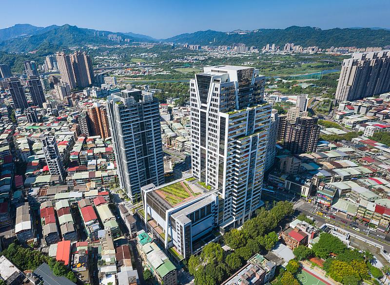 新北住都中心從社宅營運、公辦都更、危險建築物重建、弱勢關懷、節能減碳到供應鏈管理，逐步建構兼顧環境、社會與治理的永續城市服務體系。（圖片來源：新北市政府都市更新處）