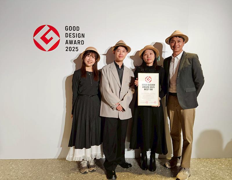 榮獲日本 GOOD DESIGN AWARD 2025(日本優良設計獎)「地域構想」類別之BEST100百佳設計獎,左2為賴憲澤。