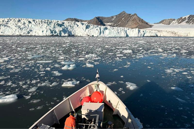 ice-class 研究船,具破冰/耐冰能力,前往北極斯瓦爾巴群島西側海域,執行為期12天的整合型科學航次。