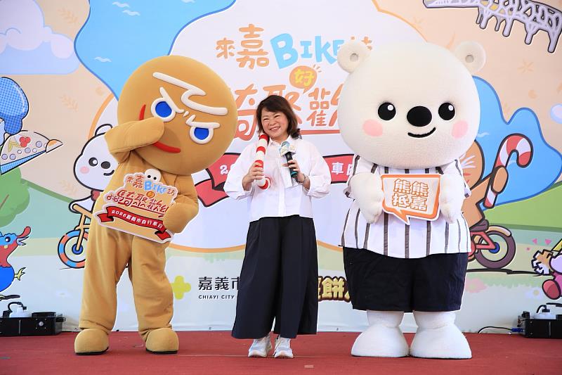 黃敏惠市長與大白熊及薑餅人合影。