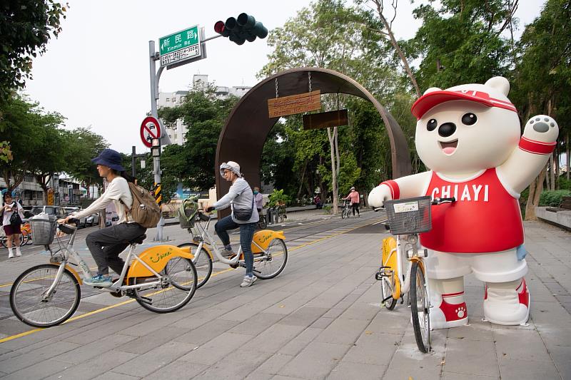 嘉義市「熊出沒」！10隻新亮相大白熊領路 帶你解鎖城市景點