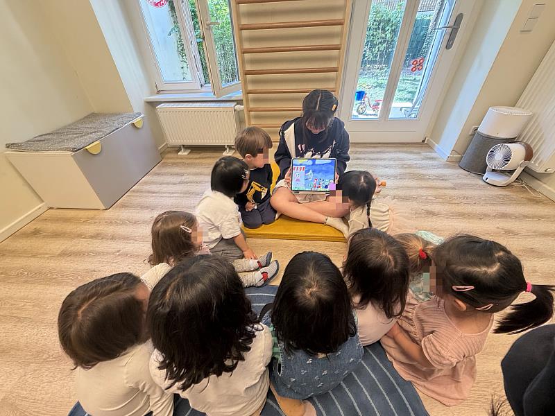 南華大學幼教系學生遠赴德國見習,將AR雙語繪本帶入當地幼兒園,帶給幼兒驚奇的學習體驗體驗。