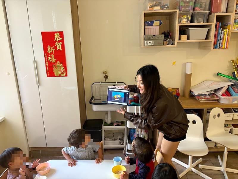 南華大學幼教系學生遠赴德國見習,將「USR雲水書 車趴趴走計畫」精心打造的AR繪本躍上國際。