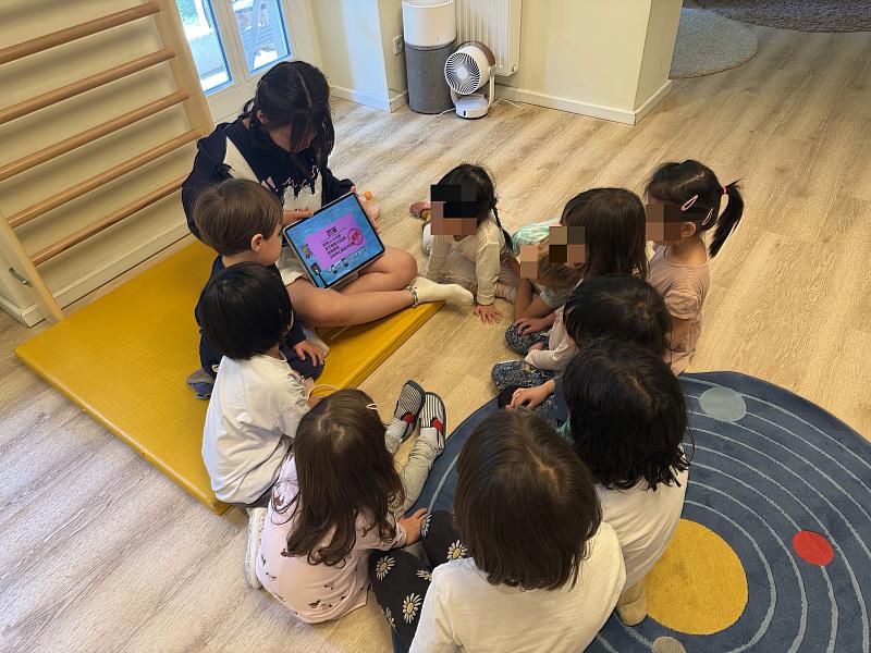 南華大學幼教系學生遠赴德國見習,將AR雙語繪本帶入當地幼兒園交流,深獲德國師生熱烈迴響。