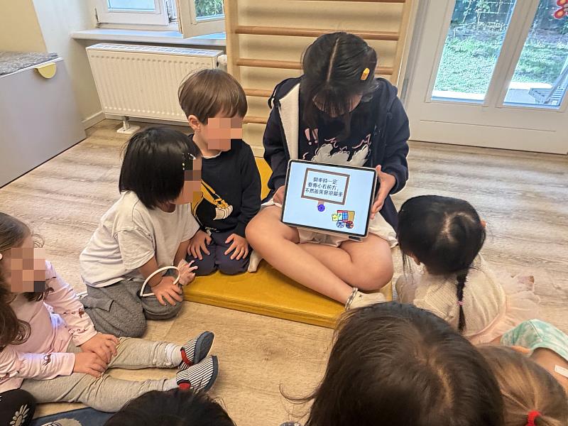 南華大學幼教系學生遠赴德國見習,將AR雙語繪本帶入當地幼兒園分享,透過生動的AR繪本影片,讓交通安全觀念 在孩子心中萌芽。
