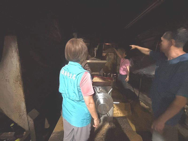 業者自主通報苦茶油檢驗異常,嘉義縣衛生局迅速啟動查核回收機制。