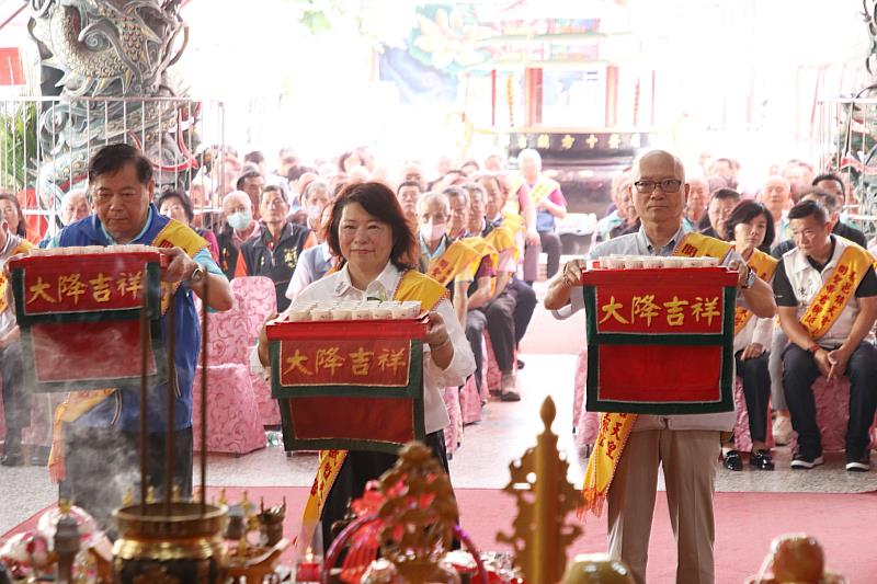 黃敏惠市長率市府團隊敬香獻禮祈福。
