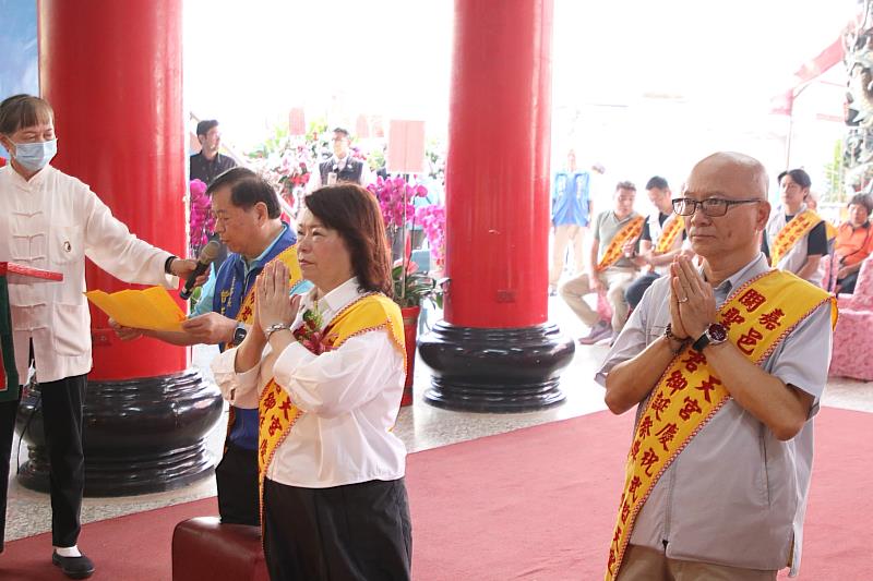 黃敏惠市長率市府團隊敬香獻禮祈福。