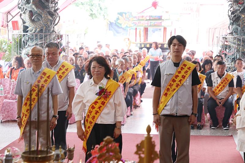 黃敏惠市長率市府團隊敬香獻禮祈福。