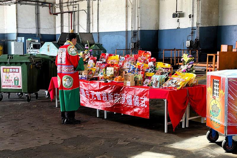 中元淨爐儀式(紙錢集中桶及環保鞭炮機)。