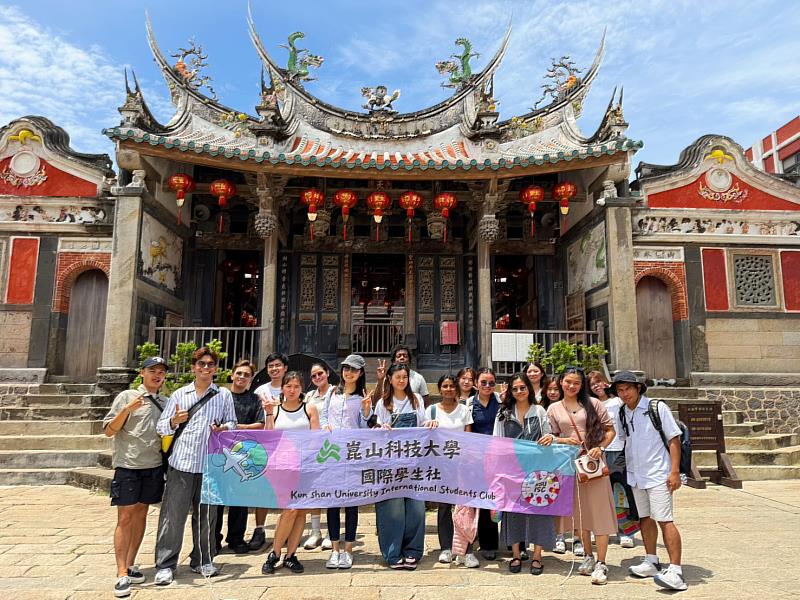 全體師生於澎湖著名景點天后宮前開心大合影。