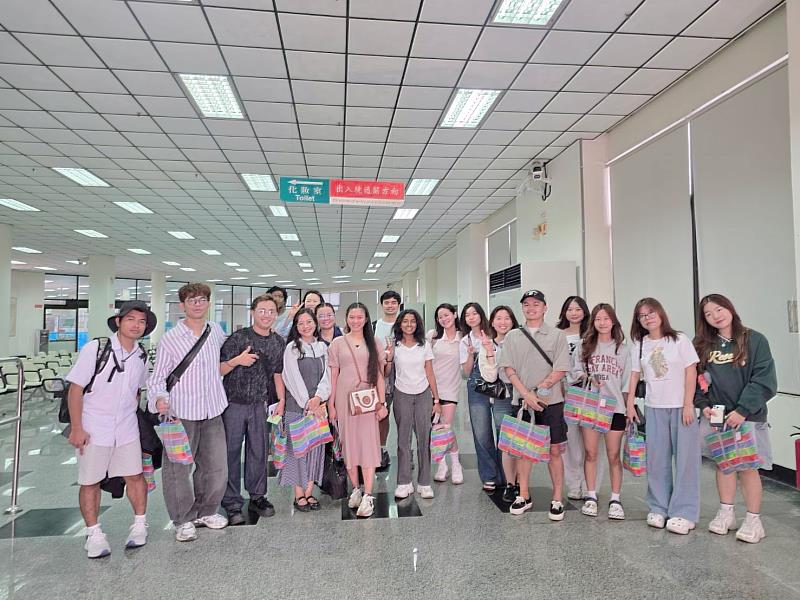 師生參訪安平港及旅客服務中心相關設施。