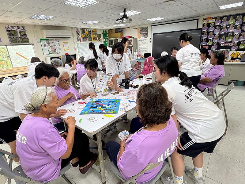 國立臺南護專運用雙語繪本與互動桌遊讓長者在遊戲中快樂學習。