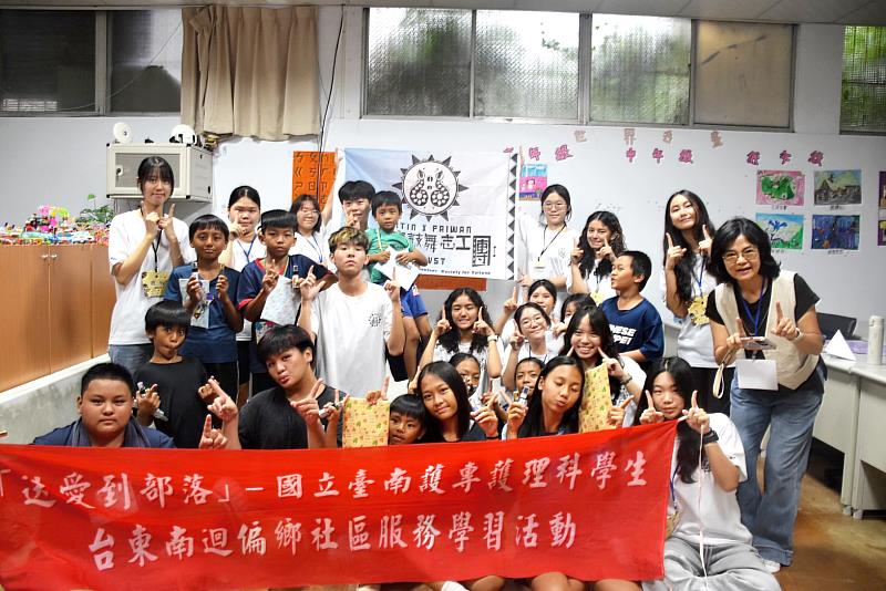 國立臺南護專護理科蔡秀美老師帶領「鼓舞志工團」送愛到部落。