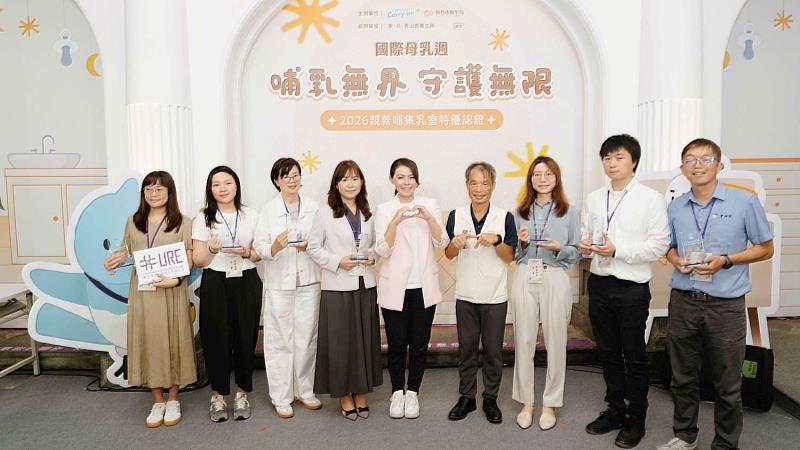 高虹安市長表揚新竹市通過認證的43處特優親善哺集乳室。